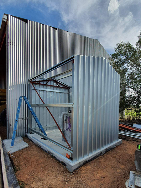 Battery shed at Bonza Station